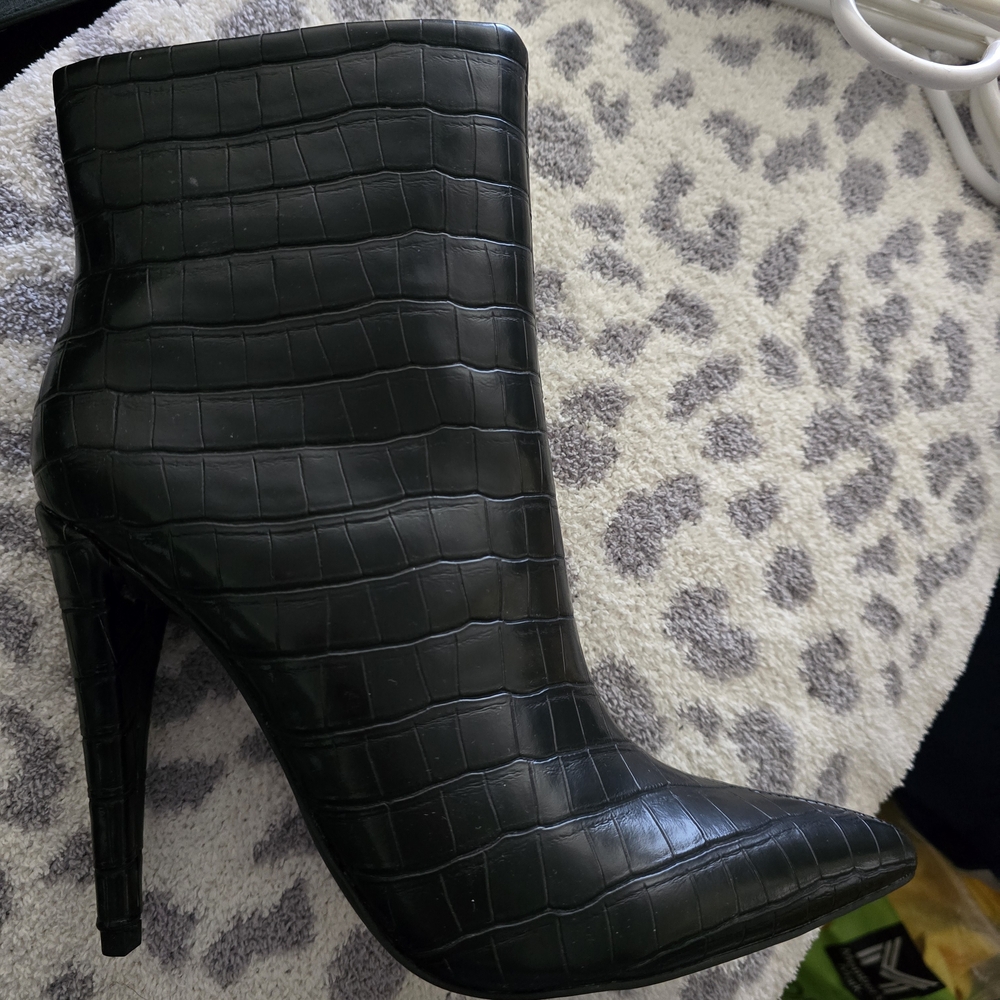 Elegant Black Croc-Embossed Ankle Boots
